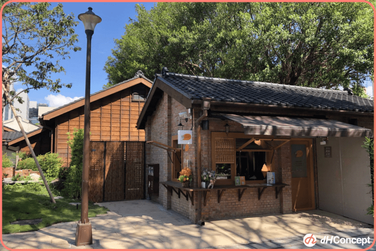 古蹟裡的鬆餅瓦芙店 紅磚牆面、木造建築展現日式簡約風格