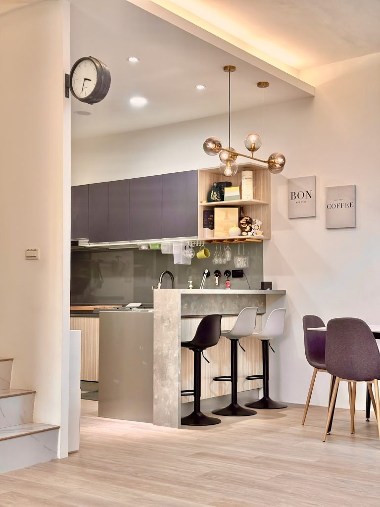 紀先生夫妻檔：「磁磚換木地板，一踏進去就有放鬆的感覺」