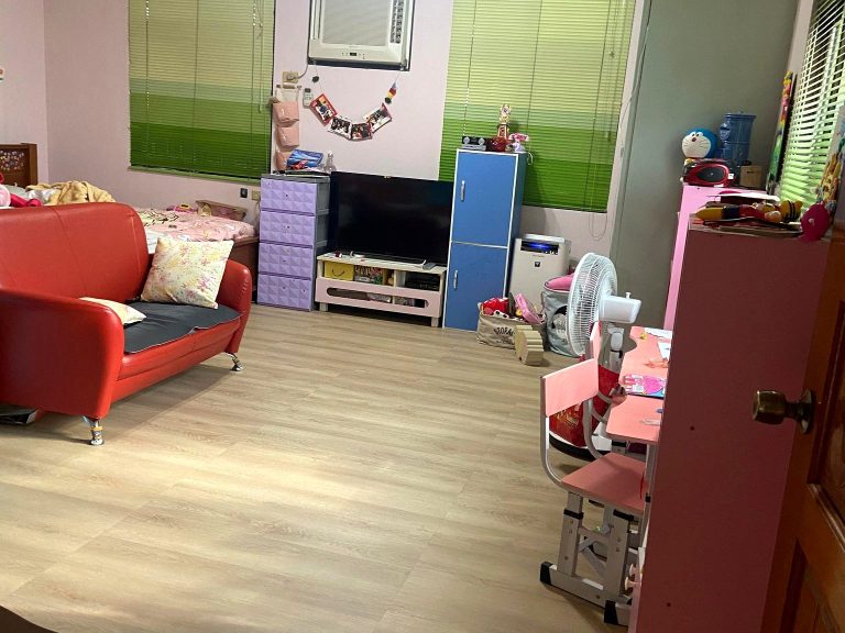 她決定在兒子上小學前，把家裡的地板全部換掉