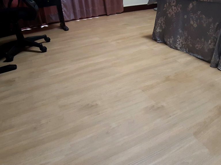 她突然想起，小橘曾經問過地板為什麼是這個顏色