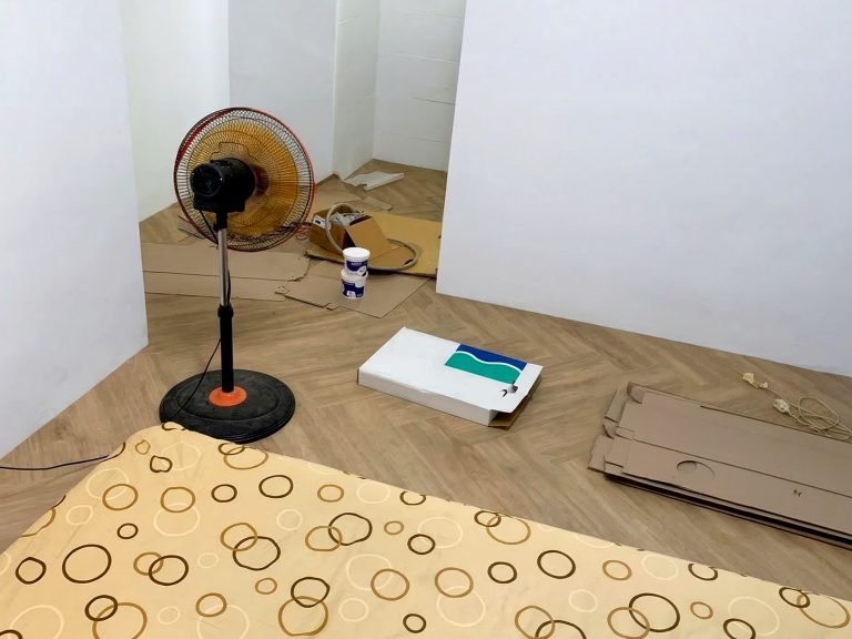 卡扣式地板優缺點全解析：買前一定要知道的踩雷點，以及我為什麼最後選了免卡扣地板